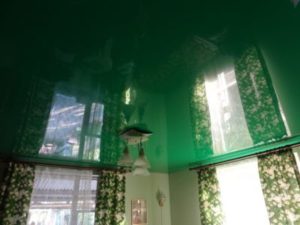 зеленый глянцевый потолок