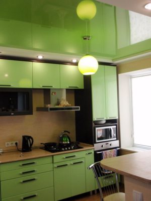зеленый потолок на кухне
