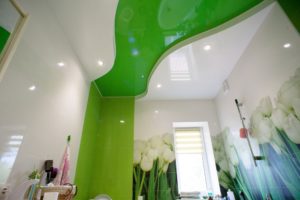 зеленый двухуровневый натяжной потолок